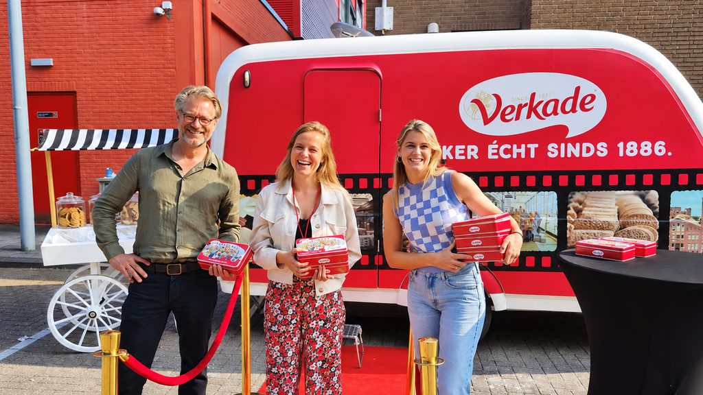 De Rijdende Biodscoop in de rood-witte huisstijl van Verkade